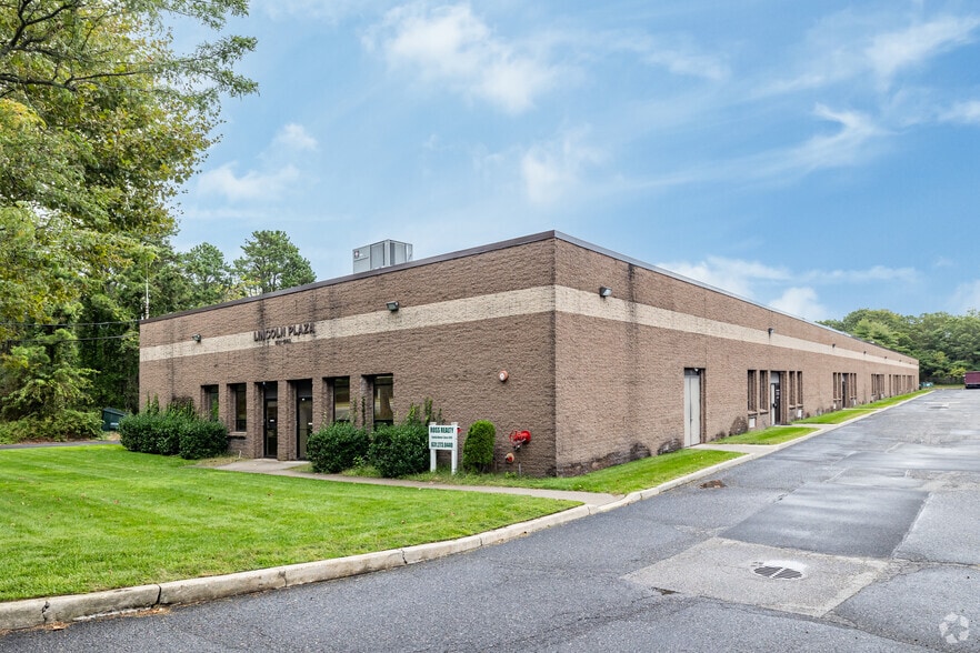 More Photos Of 1515-1557 Lincoln Ave, Holbrook Warehouse For Lease