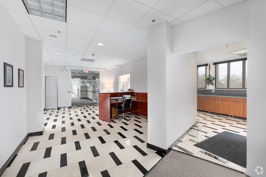 More Photos Of 1964 Gallows Rd, Vienna Office For Sale