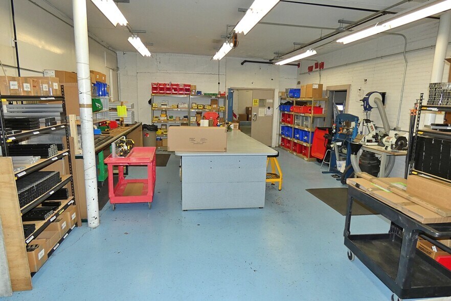 More Photos Of 10 W Main St, Lancaster Flex For Lease