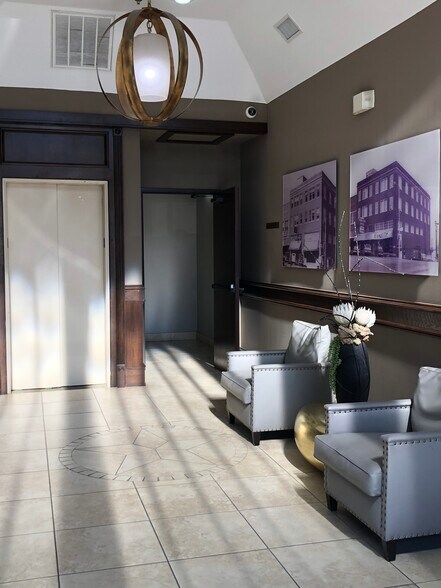 More Photos Of 100-102 W Oak St, Denton Office For Lease