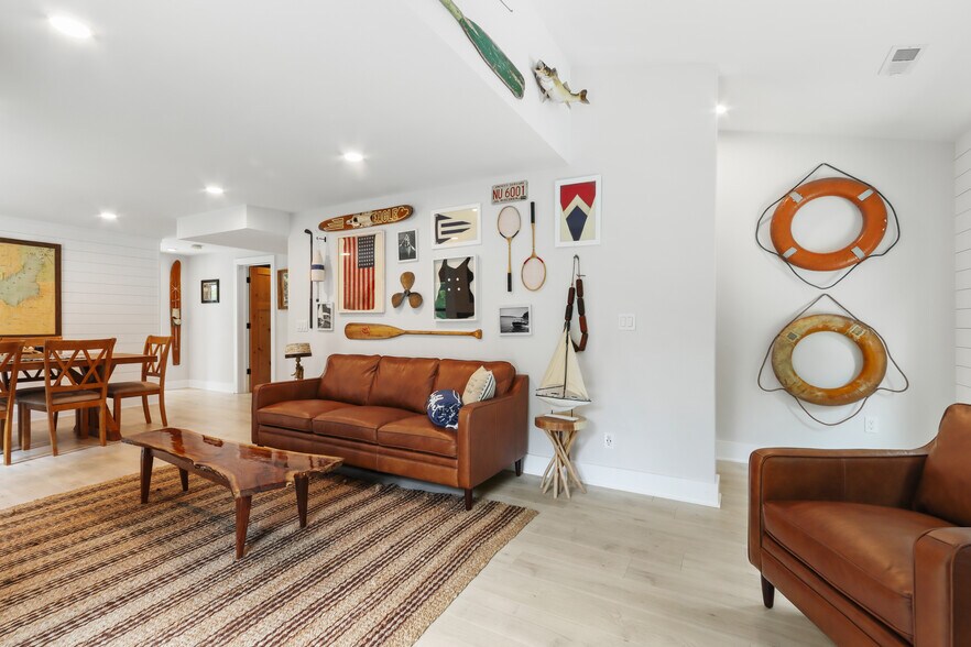 More Photos Of W4724 S Lakeshore Dr, Fontana-on-Geneva Lake Storefront For Sale