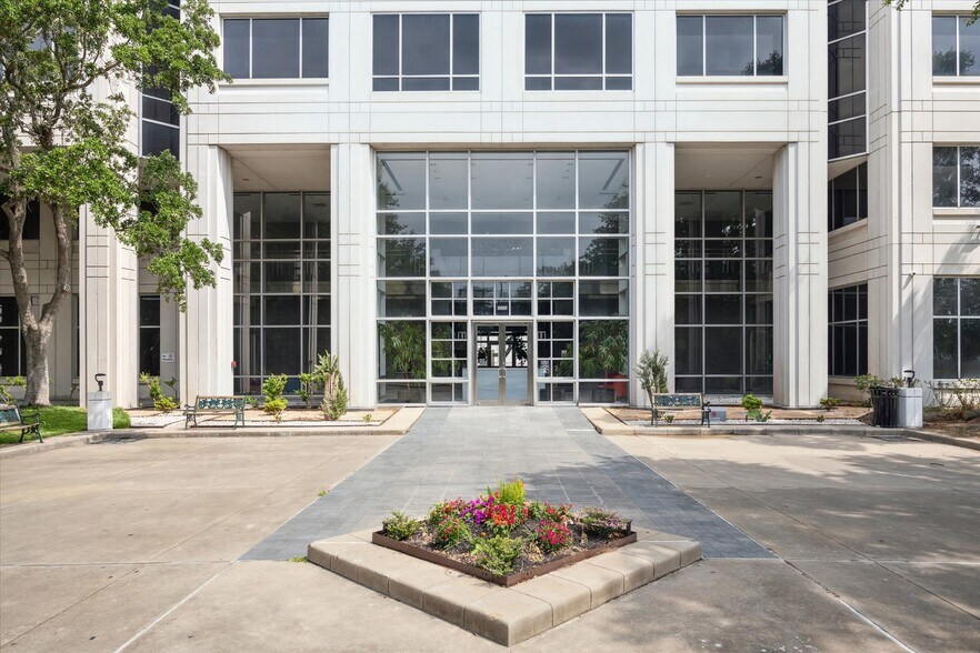 More Photos Of 9800 Centre Pky, Houston Office For Lease