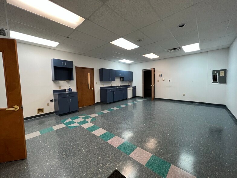 More Photos Of 1725 Louisville Dr, Knoxville Office For Lease