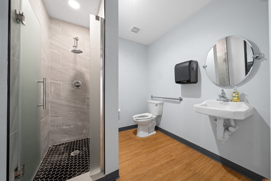 More Photos Of 3073 NE 37th Pl, Wildwood Warehouse For Lease