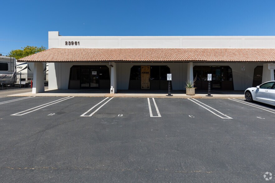 More Photos Of 23930-23978 Craftsman Rd, Calabasas Warehouse For Lease
