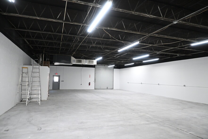 More Photos Of 14401 60th St N, Clearwater Warehouse For Lease