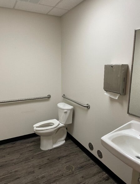 More Photos Of 3501 N Macarthur Blvd, Irving Medical For Sale