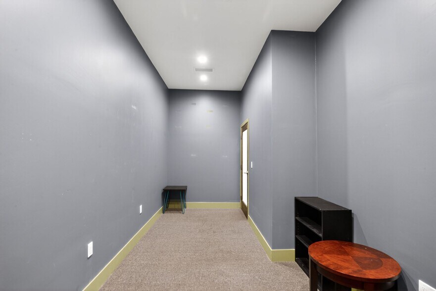 More Photos Of 923 N Hollywood Way, Burbank General Retail For Sale