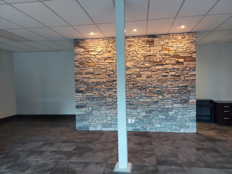 More Photos Of 207 N Brewer St, Paris Storefront Retail Office For Lease