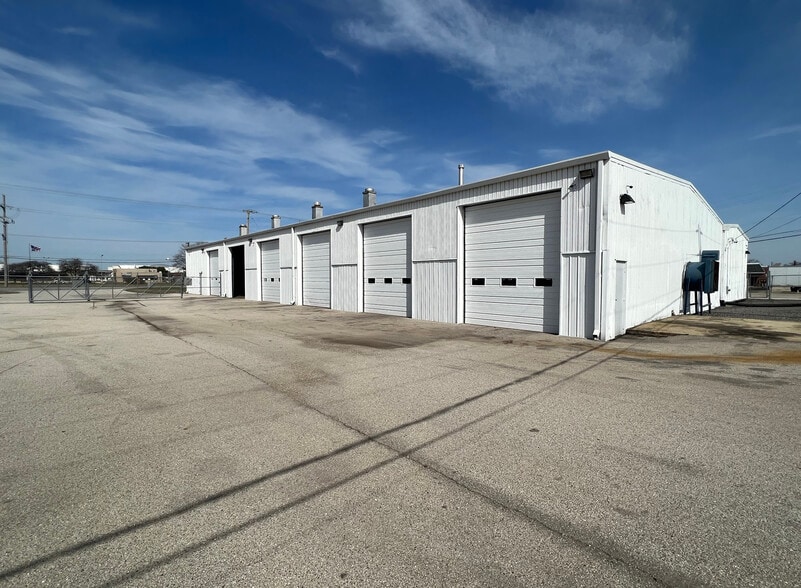 More Photos Of 2375 E Oakton St, Arlington Heights Service For Sale