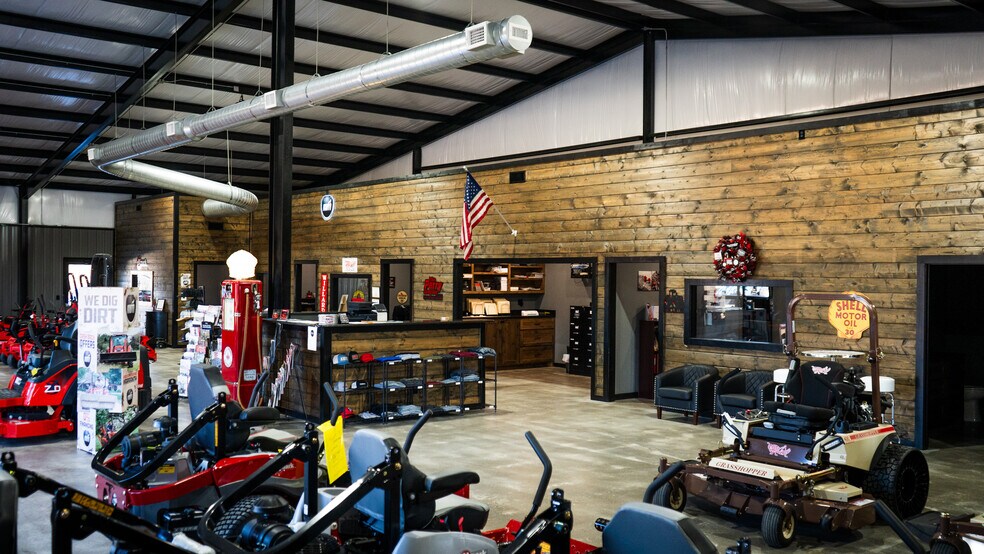 More Photos Of 1885 17th NE st, Paris General Retail For Sale