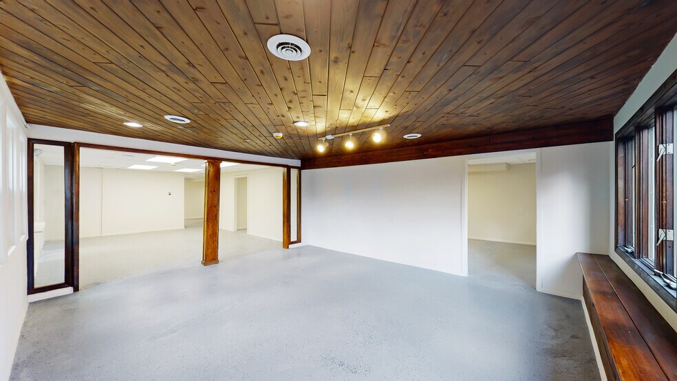 More Photos Of 220 Silver Lake Rd, Dingmans Ferry Office For Sale