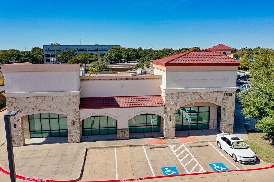 More Photos Of 1630 E Lamar Blvd, Arlington Unknown For Lease