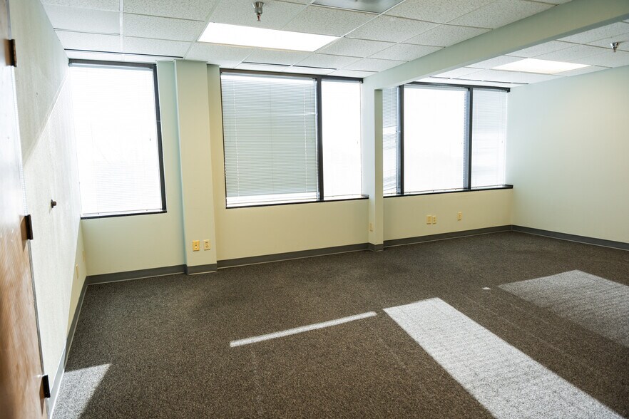 More Photos Of 407 N Cedar Ridge Dr, Duncanville Office Residential For Lease