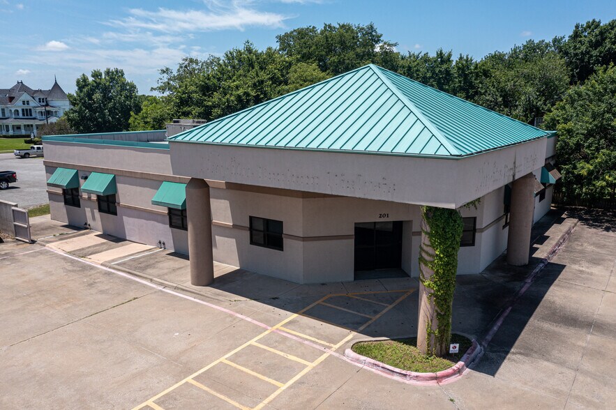 More Photos Of 201 W 5th St, Bonham Medical For Lease