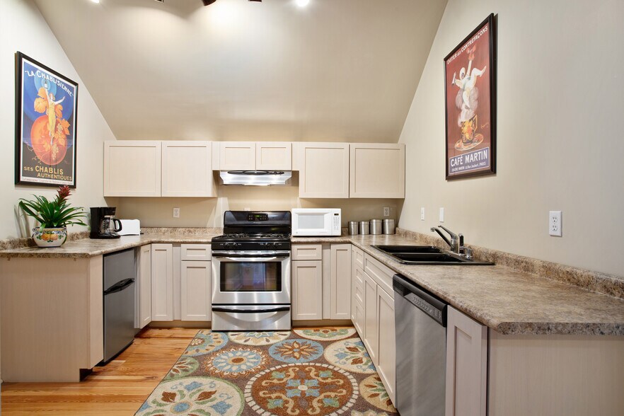 More Photos Of 4117 Perrier St, New Orleans Hotel For Sale