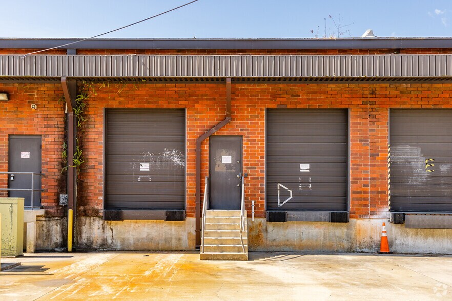 More Photos Of 5802 Breckenridge Pky, Tampa Light Distribution For Lease