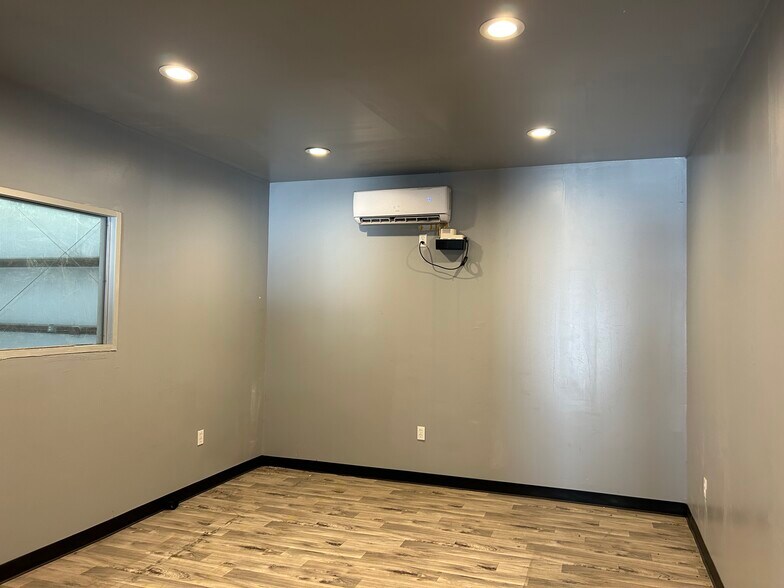 More Photos Of 12017 Carlsbad St, Houston Distribution For Lease