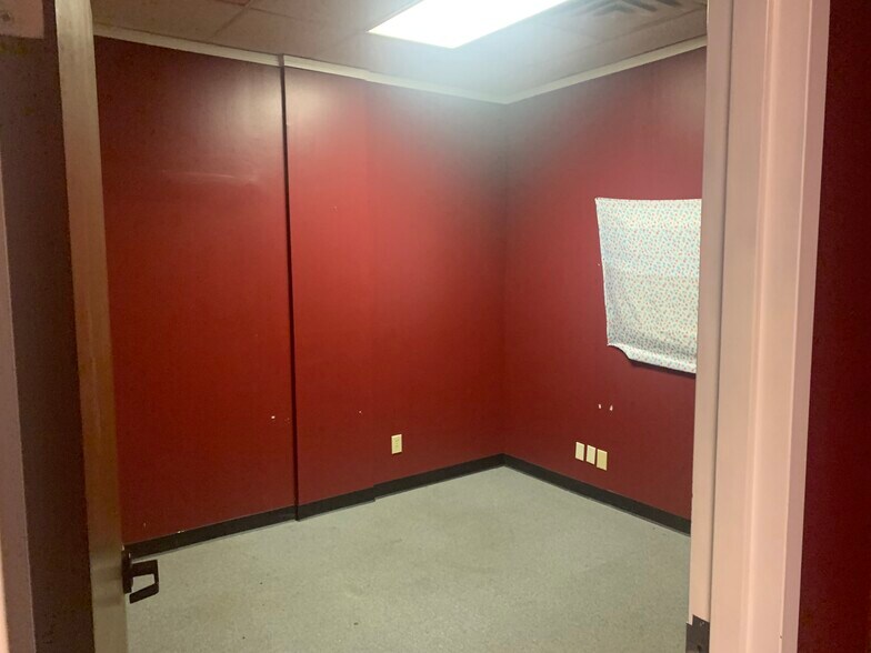 More Photos Of 2703-2717 S I 35 Service Rd, Oklahoma City Showroom For Lease