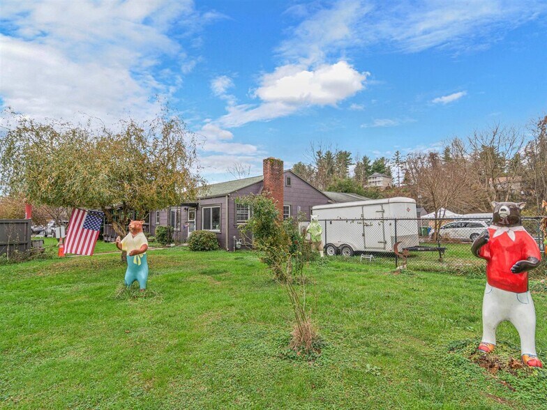 More Photos Of 307-321 S Washington St, Hendersonville Land For Lease