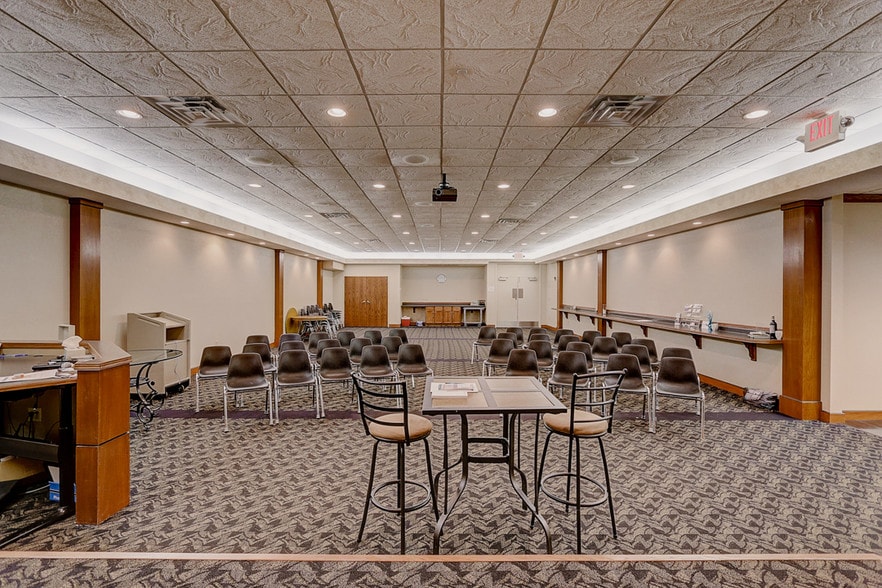 More Photos Of N28W23000 Roundy Dr, Pewaukee Office For Sale