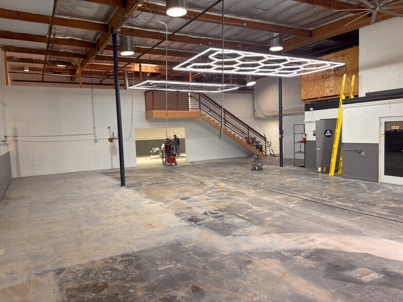 More Photos Of 21562-21592 Surveyor Cir, Huntington Beach Warehouse For Lease