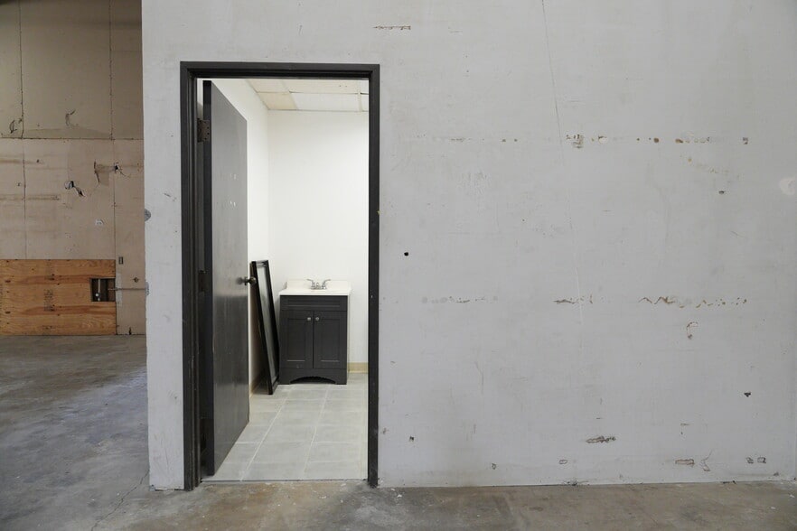 More Photos Of 501 Industrial Dr, Richardson Warehouse For Lease