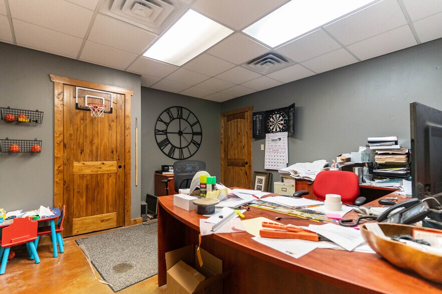 More Photos Of 800 Creekside Dr, Gardner Showroom For Sale