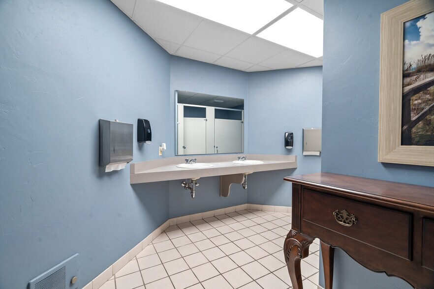 More Photos Of 566 Redbird Cir, De Pere Office For Lease