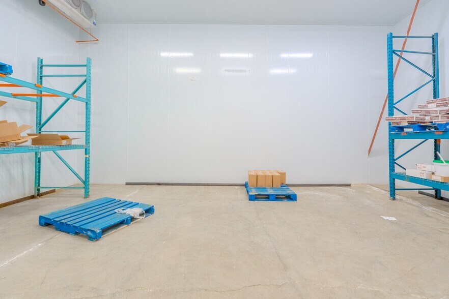 More Photos Of 5520 Boul des Laurentides, Laval Freestanding For Lease