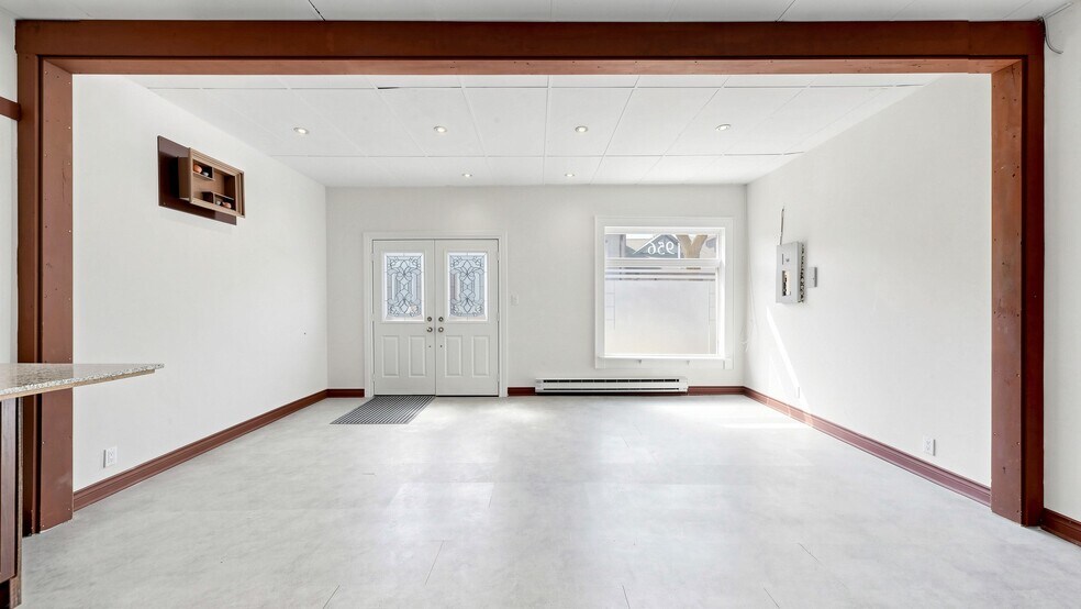 More Photos Of 956 Lake Dr E, Georgina Storefront Retail Residential For Sale