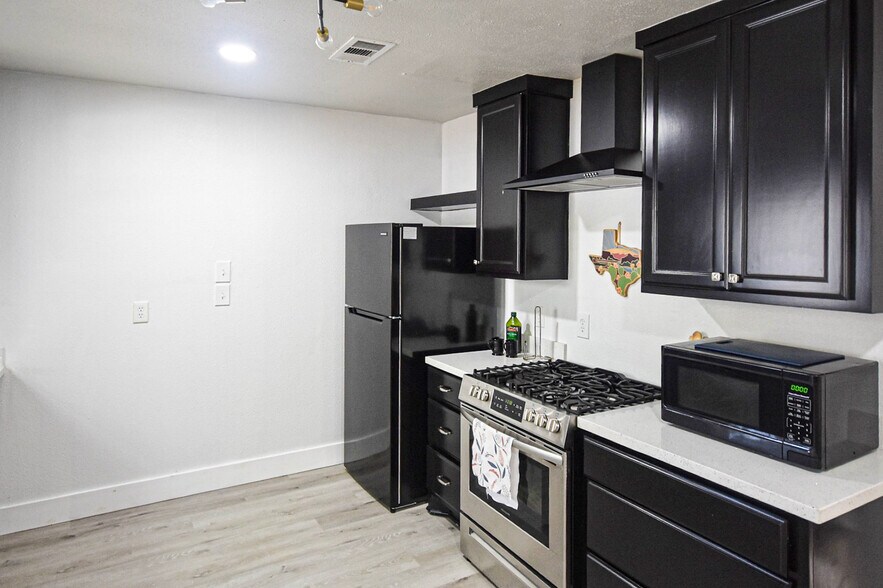 More Photos Of 400 Oak St, Bryan Office Residential For Lease