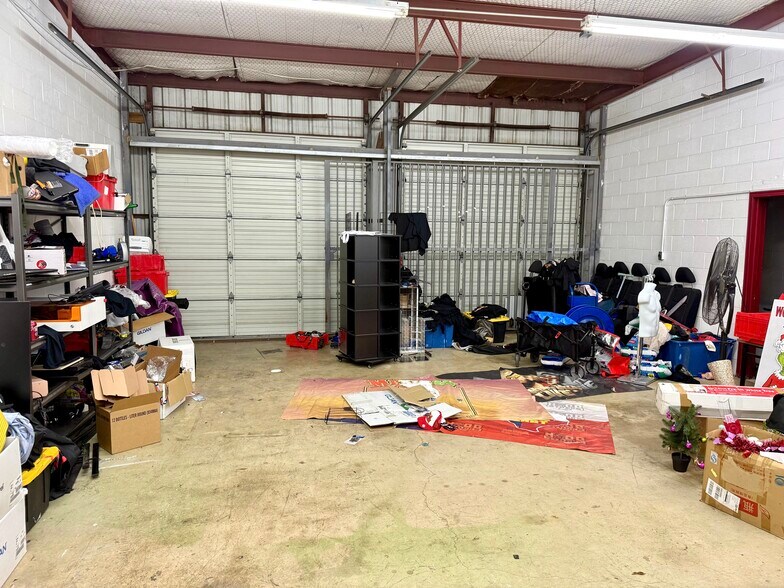 More Photos Of 5607 Kenwick St, San Antonio Showroom For Lease