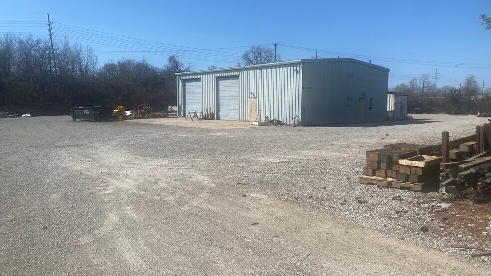 More Photos Of 4300 Bridgeton Industrial Dr, Bridgeton Flex For Lease