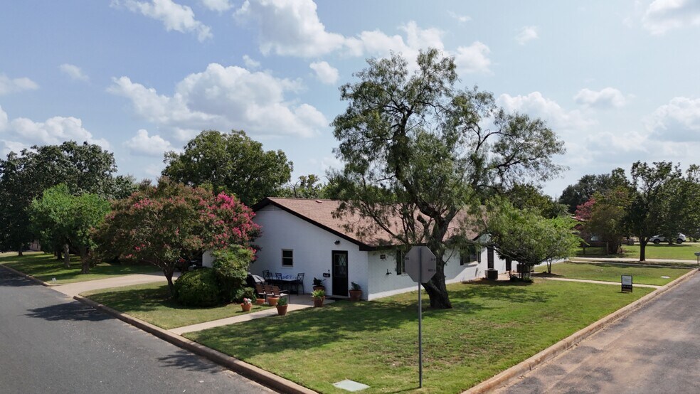 More Photos Of 1405 N Crockett St, Fredericksburg Apartments For Sale
