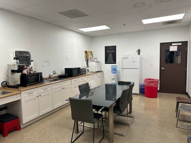 More Photos Of 28939 Avenue Williams, Valencia Warehouse For Lease