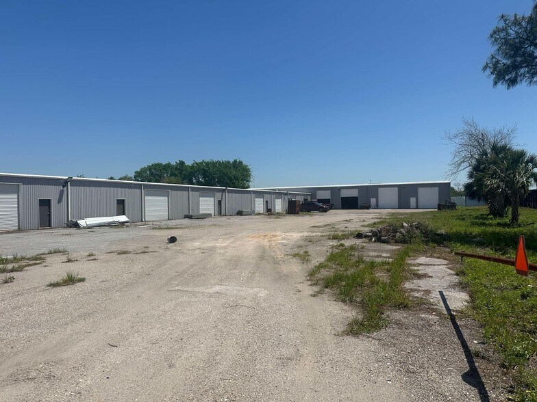 More Photos Of 9941A Rowlett Rd, Houston Warehouse For Lease