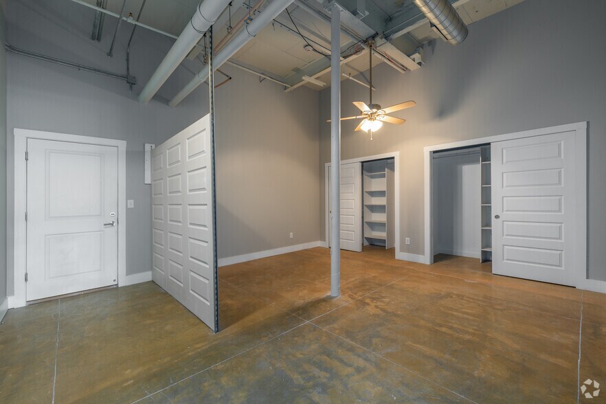 More Photos Of 3363 E Commerce St, San Antonio Unknown For Lease
