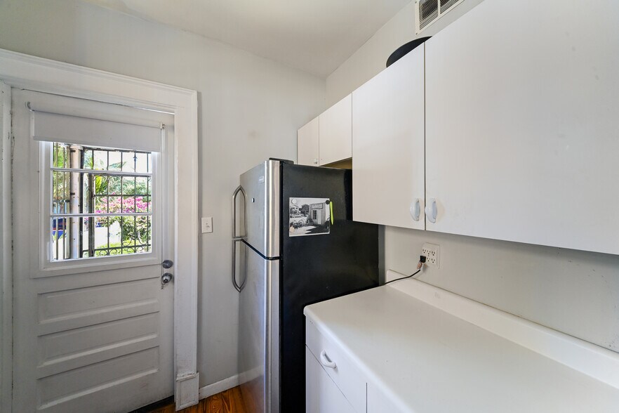 More Photos Of 411 Burns Ct, Sarasota Office For Sale