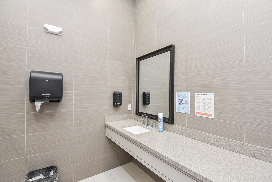 More Photos Of 8703 Meadowcroft Dr, Houston Medical For Sale