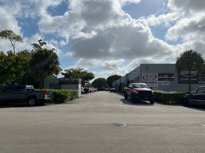 More Photos Of 1341-1359 NW 88th Ave, Miami Warehouse For Sale