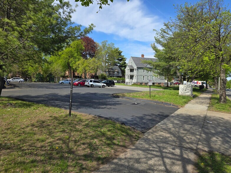 More Photos Of 48-50 Main St, Hartford Office Residential For Sale