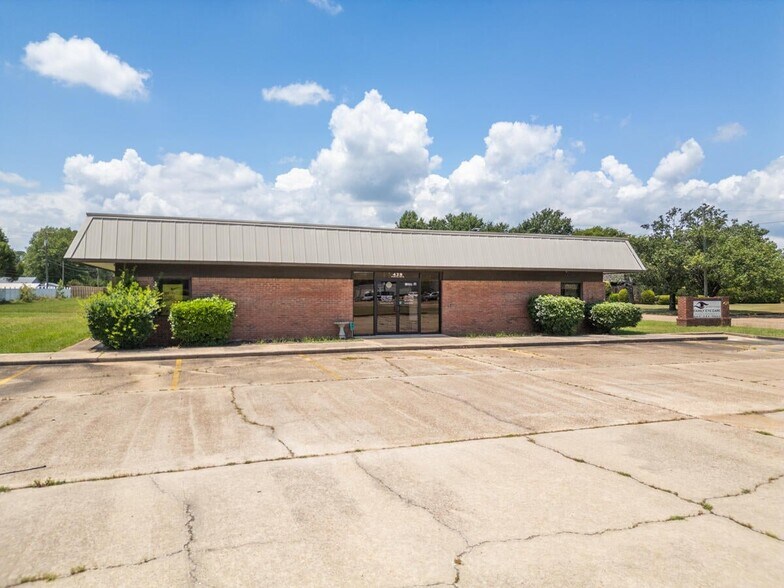 More Photos Of 428 Hospital Drive, Columbus Medical For Sale