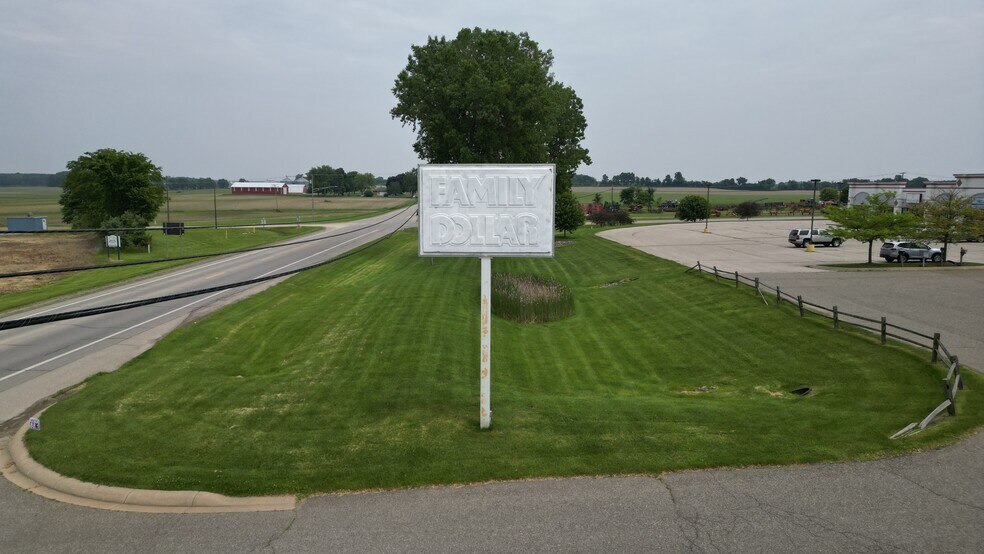 More Photos Of 4464 Huron St, North Branch Freestanding For Lease