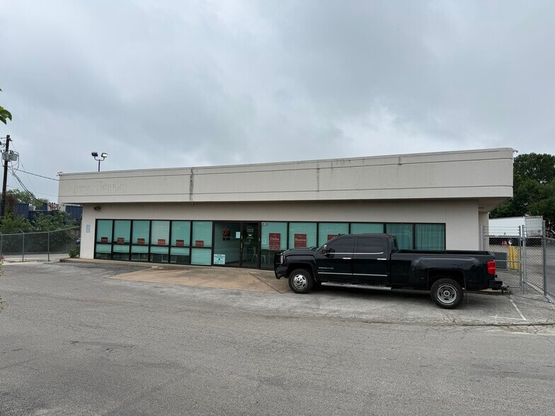 More Photos Of 6415 E US HWY 290, Austin Showroom For Lease