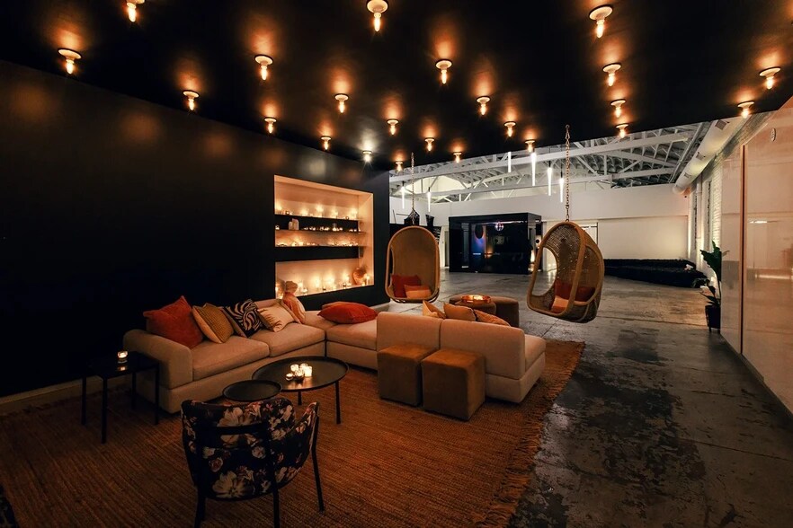 More Photos Of 3146 W Chicago Ave, Chicago Showroom For Sale