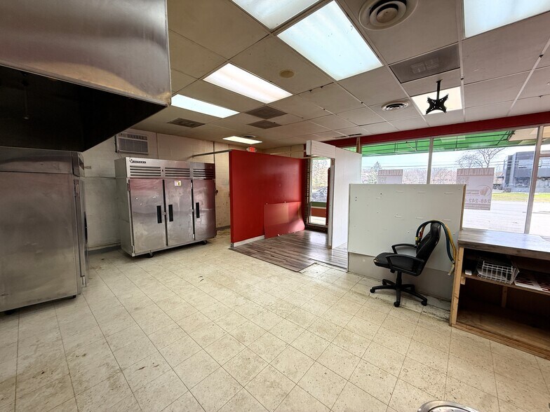 More Photos Of 31779-31799 Middlebelt Rd, Farmington Hills Restaurant For Lease