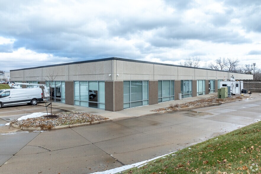 More Photos Of 3601-3629 109th St, Urbandale Office For Lease