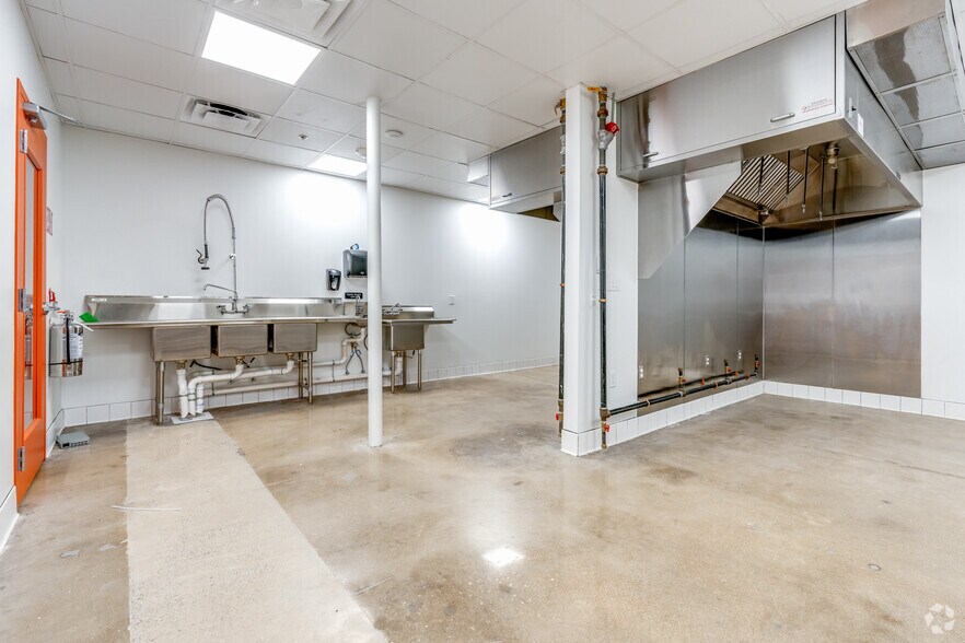 More Photos Of 3004-3008 Cullen St, Fort Worth Distribution For Lease