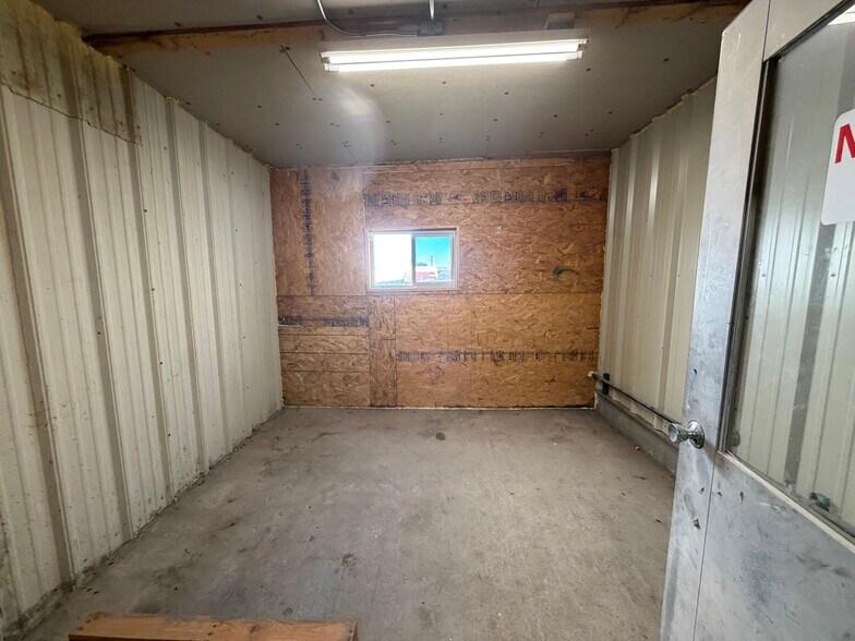 More Photos Of 800 S Smith Rd, Riverton Industrial For Lease